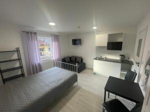 mały pokój z łóżkiem i kuchnią w obiekcie Apartamenty Wisła Centrum w Wiśle