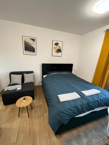 - une chambre avec un grand lit et un canapé dans l'établissement Apartman Krčmar Divcibare, à Divčibare