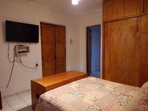 1 dormitorio con 1 cama y TV de pantalla plana en Casa Guevara en San Rafael