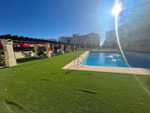 Bazén v ubytovaní Heart of Puerto Banus newly renavated Free parking , WIFi ,Pool,Gym,Padel court alebo v jeho blízkosti