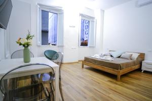 een woonkamer met een bank en een tafel bij Le Dantesche Boutique Apartments in Florence