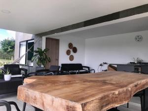 基姆巴亞的住宿－Torcaza Casa de Campo，配有椅子的房间里一张大木桌