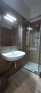 een badkamer met een wastafel en een douche bij Fifth Floor in Napels