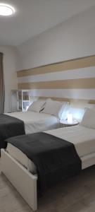 1 dormitorio con 2 camas y mesa en Fifth Floor en Nápoles