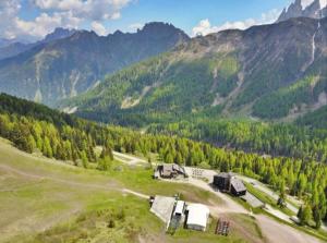 una vista aerea di una fattoria in montagna di Casa Cortina - presso Sussy Residence a Falcade