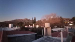 Una imagen general de la montaña o una montaña tomada desde la casa de vacaciones