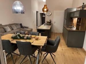 A kitchen or kitchenette at kleines Seeglück