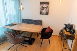 a dining room with a wooden table and chairs at Stilvolles 50qm Altstadt Apt Ingolstadt in Ingolstadt