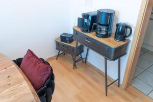 una mesa con una cafetera encima en Stilvolles 50qm Altstadt Apt Ingolstadt en Ingolstadt