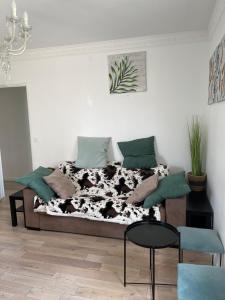 een slaapkamer met een bed met een zwart-witte deken bij Très joli appartement mignon confortable à Paris Villeneuve-la-Garenne in Villeneuve-la-Garenne