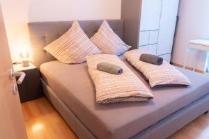 a couch with four pillows on top of it at Stilvolles 50qm Altstadt Apt Ingolstadt in Ingolstadt
