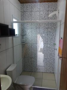 y baño con ducha, aseo y lavamanos. en Casa em Torres Praia da Cal en Torres