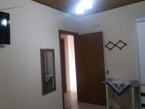 um quarto com uma porta e um espelho e um corredor em Casa em Torres Praia da Cal em Torres