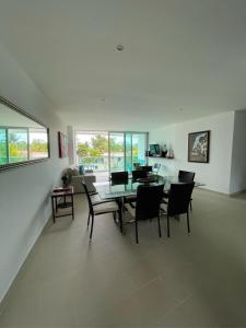 comedor con mesa y sillas en Acogedor apartamento con vista al mar en coveñas, en Coveñas