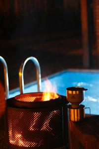 een grill met een open haard naast een zwembad bij Element Sapanca in Sapanca