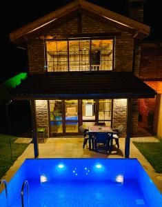 een huis met een zwembad in de tuin 's nachts bij Element Sapanca in Sapanca