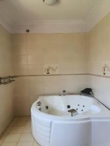 內羅畢的住宿－Karen Exquisite Residence，浴室设有白色浴缸。