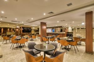 a restaurant with tables and chairs and a bar at Hotel Nacional de Rio Preto - Distributed by Intercity in Sao Jose do Rio Preto