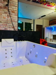 Fotografia z galérie ubytovania Capsule Street Art - Sauna- Jacuzzi - Playstation 5 - Billard - Netflix - Home cinéma - Terrasse v destinácii Douai