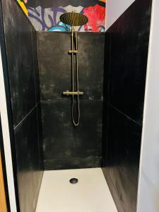 Kúpeľňa v ubytovaní Capsule Street Art - Sauna- Jacuzzi - Playstation 5 - Billard - Netflix - Home cinéma - Terrasse