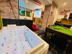 Biliardový stôl v ubytovaní Capsule Street Art - Sauna- Jacuzzi - Playstation 5 - Billard - Netflix - Home cinéma - Terrasse