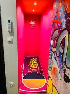 Fotografia z galérie ubytovania Capsule Street Art - Sauna- Jacuzzi - Playstation 5 - Billard - Netflix - Home cinéma - Terrasse v destinácii Douai
