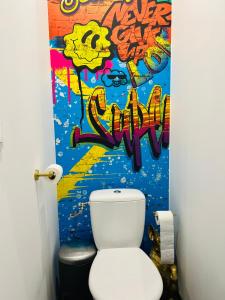 Kúpeľňa v ubytovaní Capsule Street Art - Sauna- Jacuzzi - Playstation 5 - Billard - Netflix - Home cinéma - Terrasse