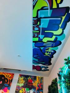 Fotografia z galérie ubytovania Capsule Street Art - Sauna- Jacuzzi - Playstation 5 - Billard - Netflix - Home cinéma - Terrasse v destinácii Douai