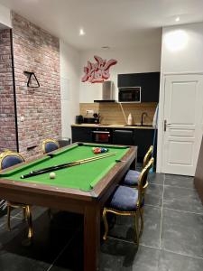 - une cuisine avec un billard dans une chambre dans l'établissement Capsule Street Art - Sauna- Jacuzzi - Playstation 5 - Billard - Netflix - Home cinéma - Terrasse, à Douai