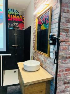 Fotografia z galérie ubytovania Capsule Street Art - Sauna- Jacuzzi - Playstation 5 - Billard - Netflix - Home cinéma - Terrasse v destinácii Douai