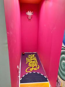 Posteľ alebo postele v izbe v ubytovaní Capsule Street Art - Sauna- Jacuzzi - Playstation 5 - Billard - Netflix - Home cinéma - Terrasse