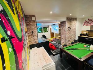 Posedenie v ubytovaní Capsule Street Art - Sauna- Jacuzzi - Playstation 5 - Billard - Netflix - Home cinéma - Terrasse