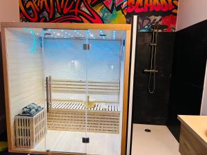 Kúpeľňa v ubytovaní Capsule Street Art - Sauna- Jacuzzi - Playstation 5 - Billard - Netflix - Home cinéma - Terrasse + 30 fotografií