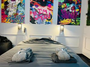 Posteľ alebo postele v izbe v ubytovaní Capsule Street Art - Sauna- Jacuzzi - Playstation 5 - Billard - Netflix - Home cinéma - Terrasse