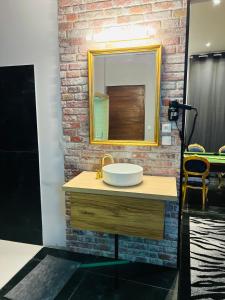 Fotografia z galérie ubytovania Capsule Street Art - Sauna- Jacuzzi - Playstation 5 - Billard - Netflix - Home cinéma - Terrasse v destinácii Douai