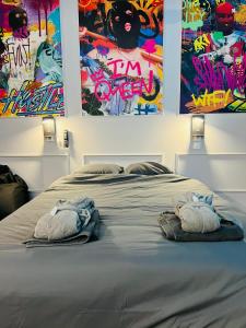 Posteľ alebo postele v izbe v ubytovaní Capsule Street Art - Sauna- Jacuzzi - Playstation 5 - Billard - Netflix - Home cinéma - Terrasse