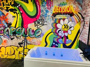 Fotografia z galérie ubytovania Capsule Street Art - Sauna- Jacuzzi - Playstation 5 - Billard - Netflix - Home cinéma - Terrasse v destinácii Douai