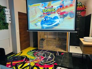 Televízia a/alebo spoločenská miestnosť v ubytovaní Capsule Street Art - Sauna- Jacuzzi - Playstation 5 - Billard - Netflix - Home cinéma - Terrasse