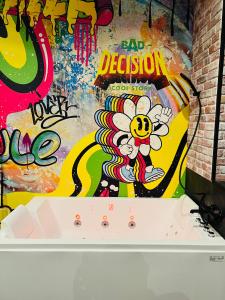 Fotografia z galérie ubytovania Capsule Street Art - Sauna- Jacuzzi - Playstation 5 - Billard - Netflix - Home cinéma - Terrasse v destinácii Douai