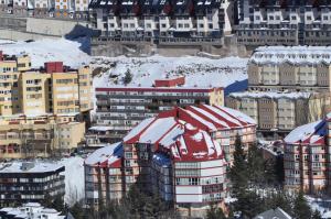 un grupo de edificios con techos nevados en Apartamentos Bulgaria, en Sierra Nevada