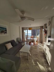 sala de estar con sofá y ventilador de techo en Apartment caballos levante beach en Benidorm