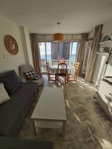 - un salon avec un canapé et une table dans l'établissement Apartment caballos levante beach, à Benidorm