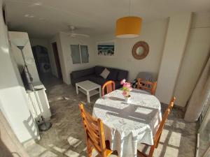 sala de estar con mesa y sofá en Apartment caballos levante beach en Benidorm