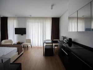 Habitación de hotel con cama y escritorio en Sea Breeze Resort, White Villa, Nardaran, en Baku