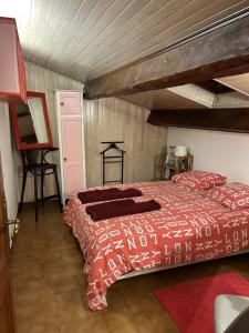 - une chambre avec un grand lit et un couvre-lit rouge dans l'établissement Bed and breakfast chez l'habitant, à Marseille
