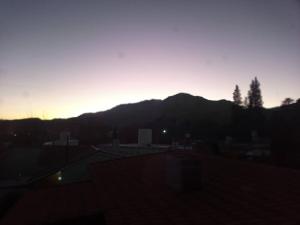 - une vue sur le coucher de soleil depuis le toit d'un bâtiment dans l'établissement Lomas del Uritorco - Casa de Alq x Temp, à Capilla del Monte