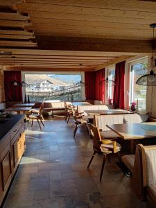 A restaurant or other place to eat at Alpinum Hostel