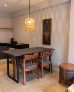 a dining room with a table and chairs at Kastel Petrópolis in Petrópolis