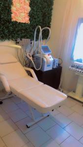 um quarto de hospital com uma cadeira e uma máquina em Empire du Luxe em Iaundé