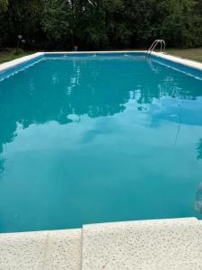 una piscina de agua azul en un patio en Psalm23 en Tristán Suárez